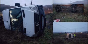 Mai multe victime după ce un microbuz plin cu călători s-a răsturnat pe câmp