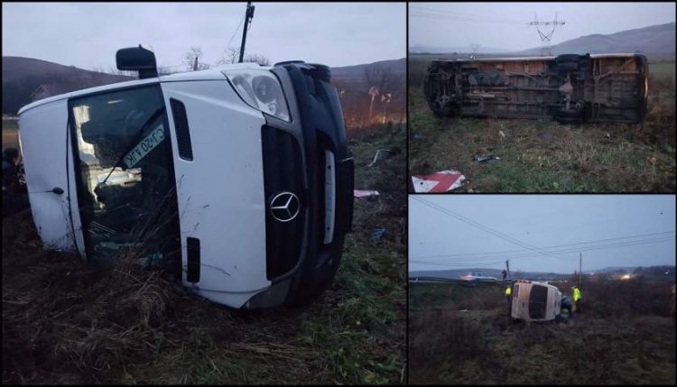 Mai multe victime după ce un microbuz plin cu călători s-a răsturnat pe câmp