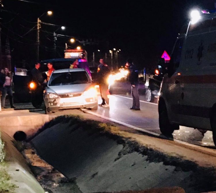Impact între trei maşini la Lăpuşel. Victima este o gravidă – Foto