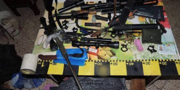Arme și muniție deținute ilegal, descoperite în casa unui borșean