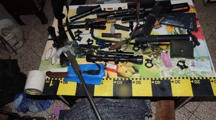 Arme și muniție deținute ilegal, descoperite în casa unui borșean