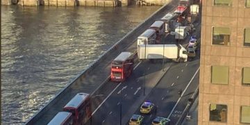 Atac armat în centrul Londrei. Două persoane și-au pierdut viața, atacatorul a fost împușcat mortal de polițiști