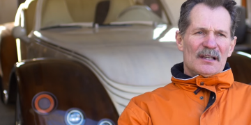 Un tâmplar și-a construit cea mai frumoasă mașină din lemn