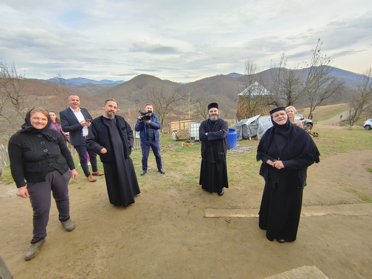 Cu sprijinul oamenilor de suflet, la Bârsana a fost identificată casa în care va locui familia Bența, o mamă singură cu opt copii