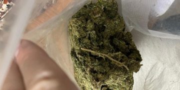 Doi tineri, arestaţi preventiv după ce au fost prinşi cu aproape un kilogram de cannabis