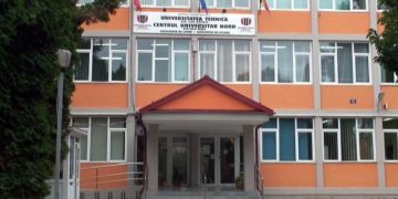 STUDENȚIE: În timp ce unii lucrează, alții fac politică