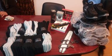 Comerciant ambulant depistat de polițiștii locali în Piaţa Izvoare în timp ce oferea drujbe, ciorapi, cuțite, parfumuri, adidași – foto