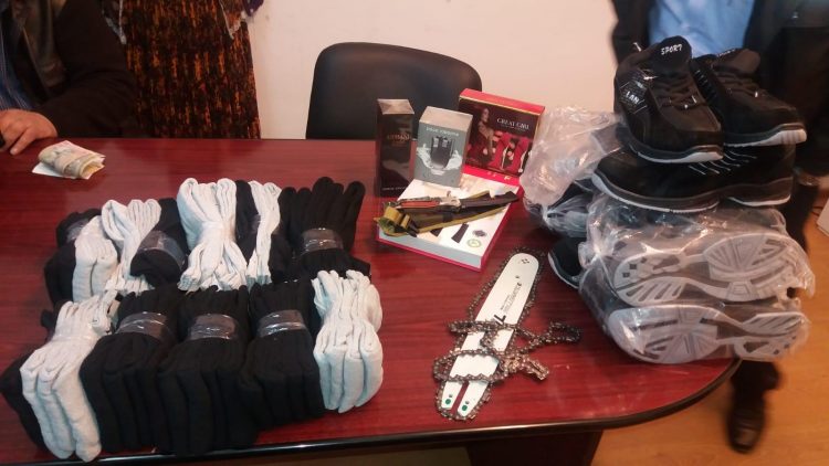 Comerciant ambulant depistat de polițiștii locali în Piaţa Izvoare în timp ce oferea drujbe, ciorapi, cuțite, parfumuri, adidași – foto