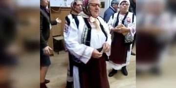 Concert în secția de votare. Membrii unui ansamblu folcloric au votat și au cântat