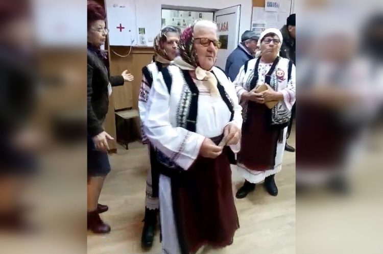 Concert în secția de votare. Membrii unui ansamblu folcloric au votat și au cântat