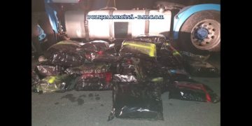 Un român și trei cetățeni străini reținuți pentru trafic internațional de droguri. Polițiștii au confiscat 60 de kg de cannabis ascuns în rezervoarele unui camion