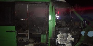 Un microbuz a luat foc la Satulung – foto