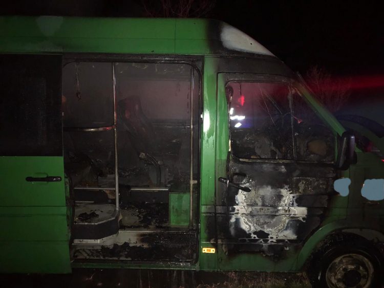 Un microbuz a luat foc la Satulung – foto