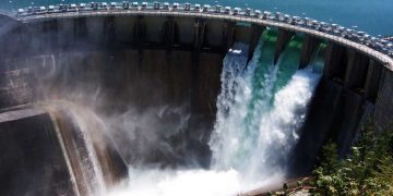 Celebru economist: ”E pericol ca Guvernul PNL să vândă străinilor sistemul energetic”