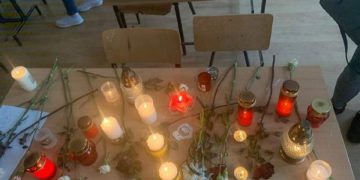 Fată de 16 ani găsită moartă în cameră, de către mama ei