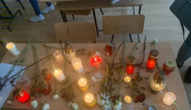 Fată de 16 ani găsită moartă în cameră, de către mama ei