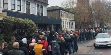 Românii din Marea Britanie s-au înghesuit la vot, la alegerile prezidenţiale