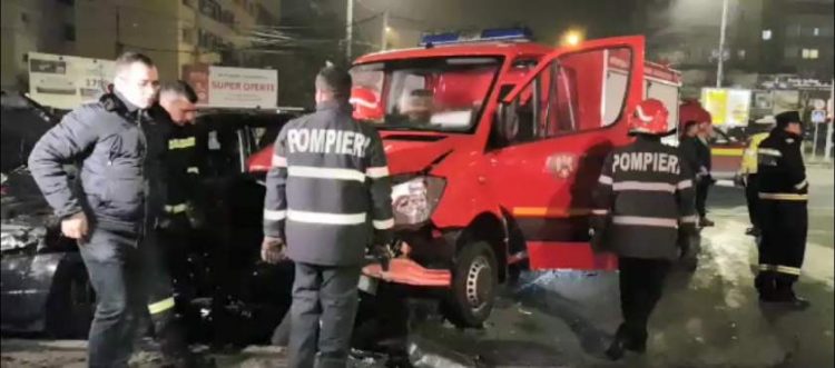 Autospecială ISU filmată când a fost distrusă de o mașină