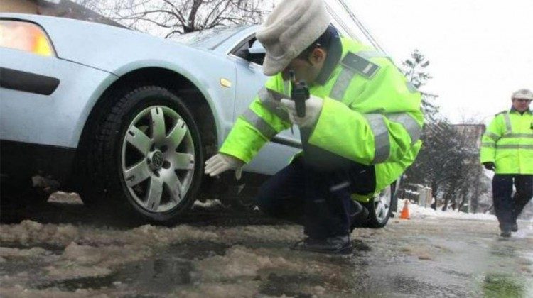 Mare atenție! Poţi fi amendat pe un drum cu zapadă chiar dacă ai anvelope de iarnă