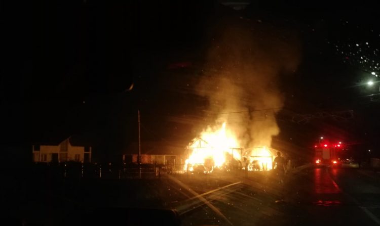 Incendiu devastator la un depozit de furaje din Mireșu Mare – FOTO