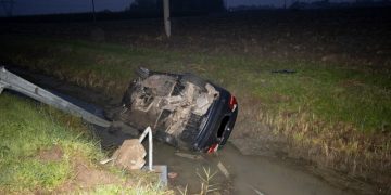 Italia: Doi români s-au răsturnat cu mașina într-un canal