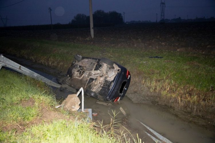 Italia: Doi români s-au răsturnat cu mașina într-un canal