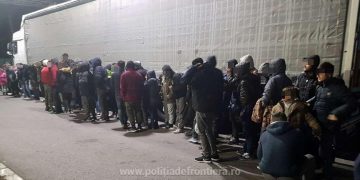 Şofer român de TIR, prins cu 48 de migranţi în remorcă