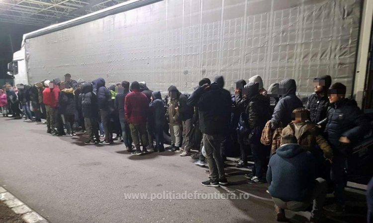Şofer român de TIR, prins cu 48 de migranţi în remorcă