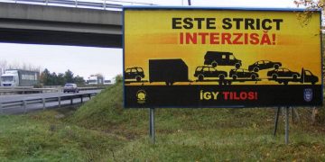 Panou rutier destinat exclusiv şoferilor români, pe autostrăzile din Ungaria