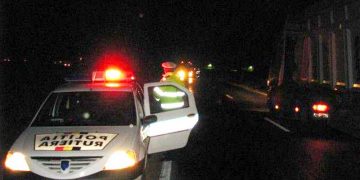 Doi polițiști, răniți într-un accident rutier în timp ce urmăreau o mașină