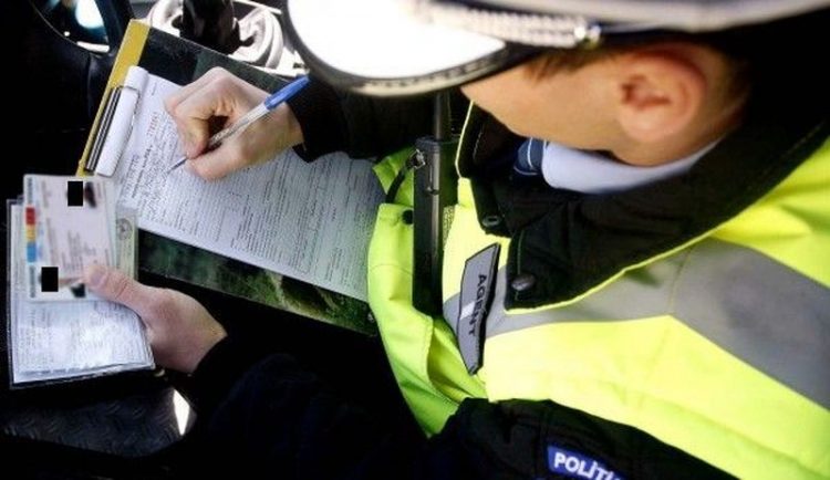 Doi tineri care conduceau fără a deţine permise, depistaţi de poliţişti şi cercetaţi în cadrul dosarelor penale întocmite