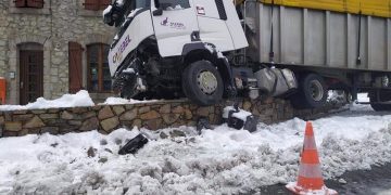 Un şofer român de TIR a făcut prăpăd pe o şosea din Franţa