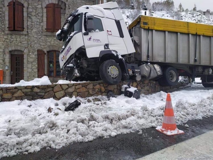 Un şofer român de TIR a făcut prăpăd pe o şosea din Franţa