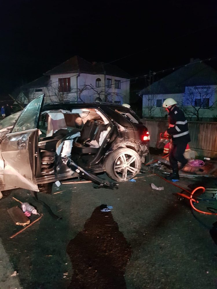 Intervenție dramatică la Vișeu de Sus. Doi tineri încarcerați în urma unui accident – FOTO