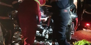 Intervenție dramatică la Vișeu de Sus. Doi tineri încarcerați în urma unui accident – FOTO