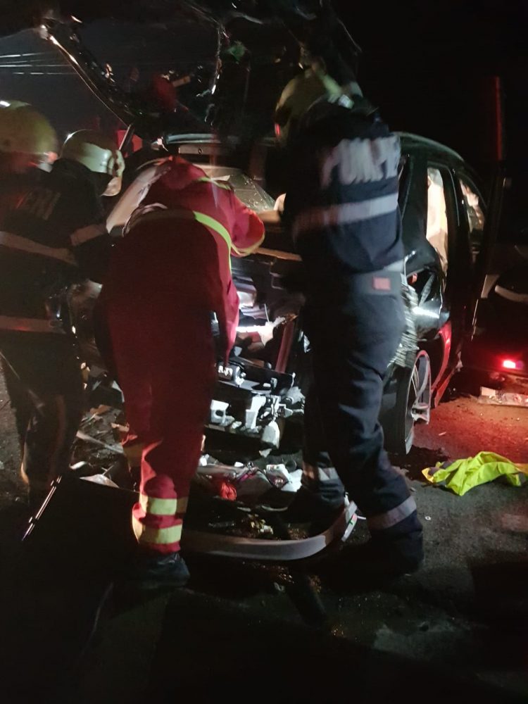 Intervenție dramatică la Vișeu de Sus. Doi tineri încarcerați în urma unui accident – FOTO