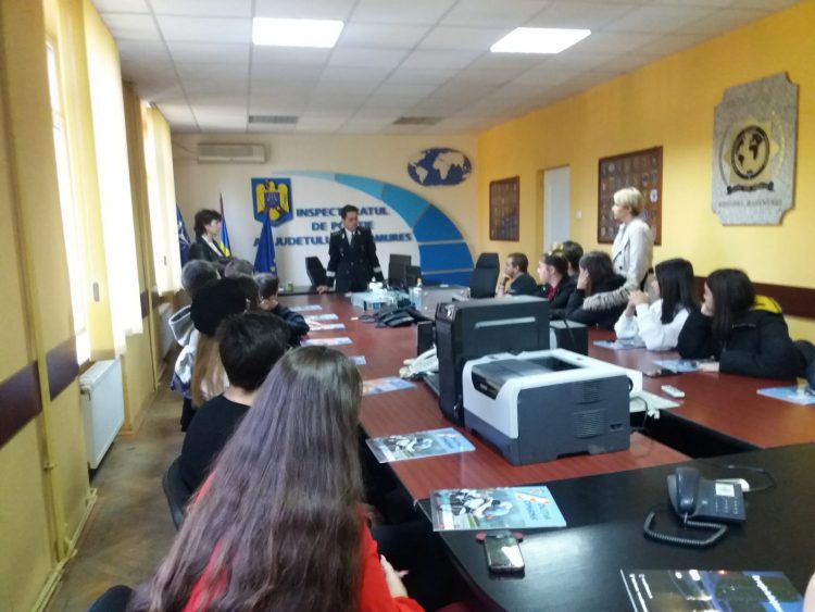 Poliţişti şi elevi, implicaţi în campania „Ziua Ştafetei”