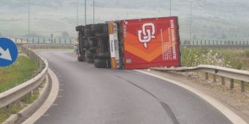 Un mort și 2 răniți, după ce un TIR s-a răsturnat peste o mașină