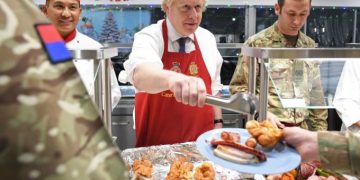 Premierul Marii Britanii și-a pus șorț de bucătar și a împărțit mâncare