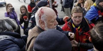 Gelu Voican Voiculescu, scos de jandarmi cu capul spart din Piaţa Universităţii