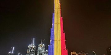 Cea mai înaltă clădire din lume, Burj Khalifa din Dubai, este luminată în culorile steagului României