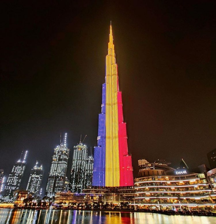 Cea mai înaltă clădire din lume, Burj Khalifa din Dubai, este luminată în culorile steagului României