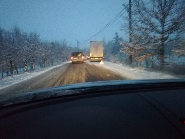 TIR înmatriculat în Ucraina, blocat pe DN 18, la Groși – FOTO