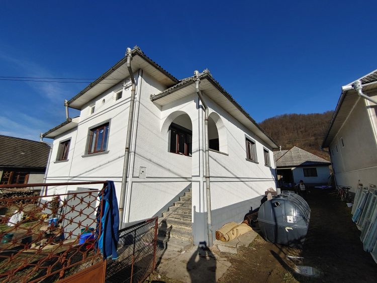 Miracolul de Crăciun din Bârsana. Văduva cu 8 copii se va muta curând în casă nouă