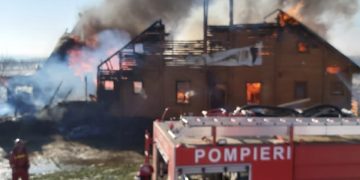 Două cabane din județ au luat foc. Intervin pompierii