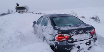 Primele probleme cauzate de iarnă: mașini blocate și drumuri închise