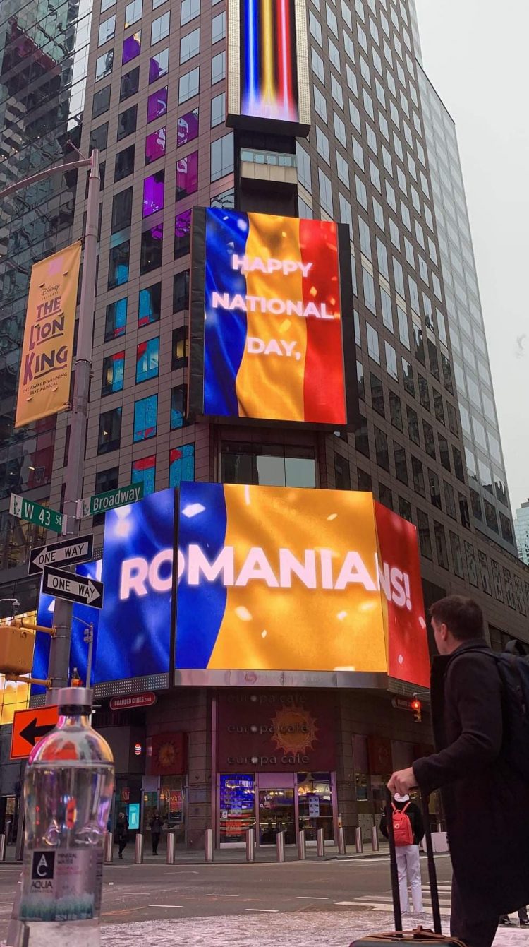 Tricolorul României, afişat în Times Square din New York