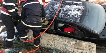 O tânără a rămas încarcerată după un grav accident