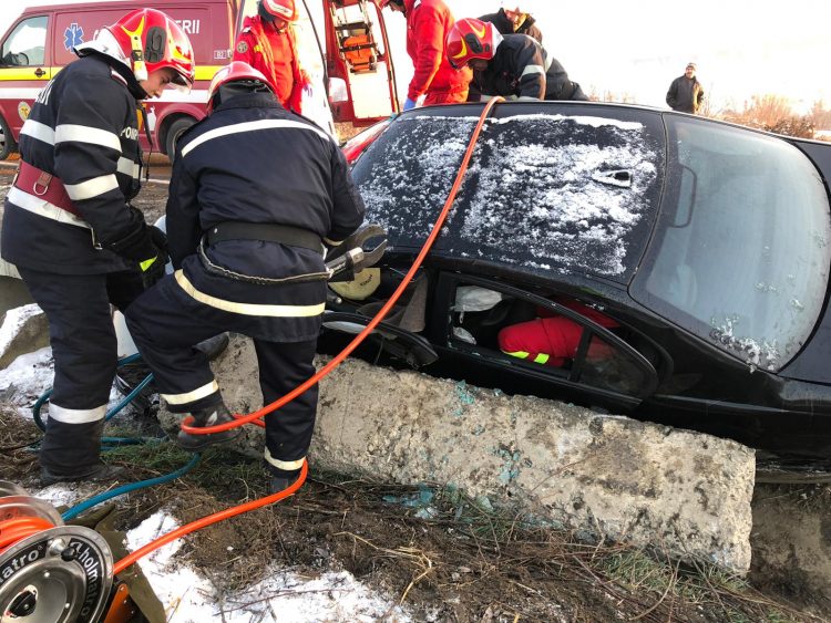 O tânără a rămas încarcerată după un grav accident