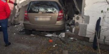 O mașină a fost proiectată într-o casă